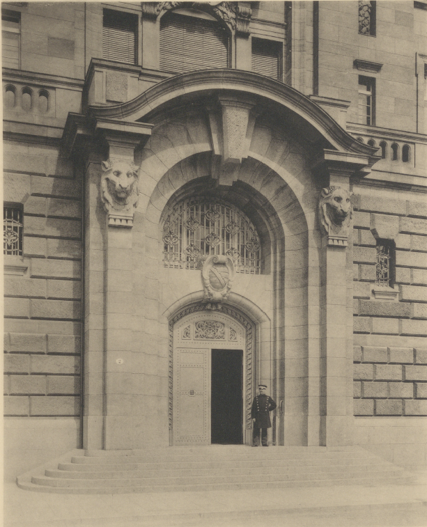 Ein altes Bild des Eingangs zur Staatskanzlei