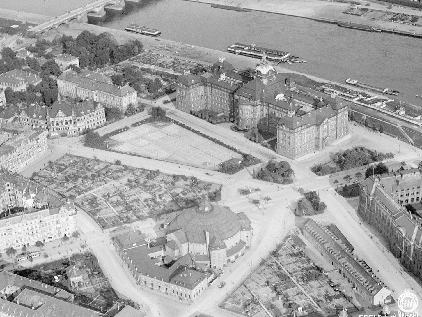 Historisches Luftbild der Sächsischen Staatskanzlei.