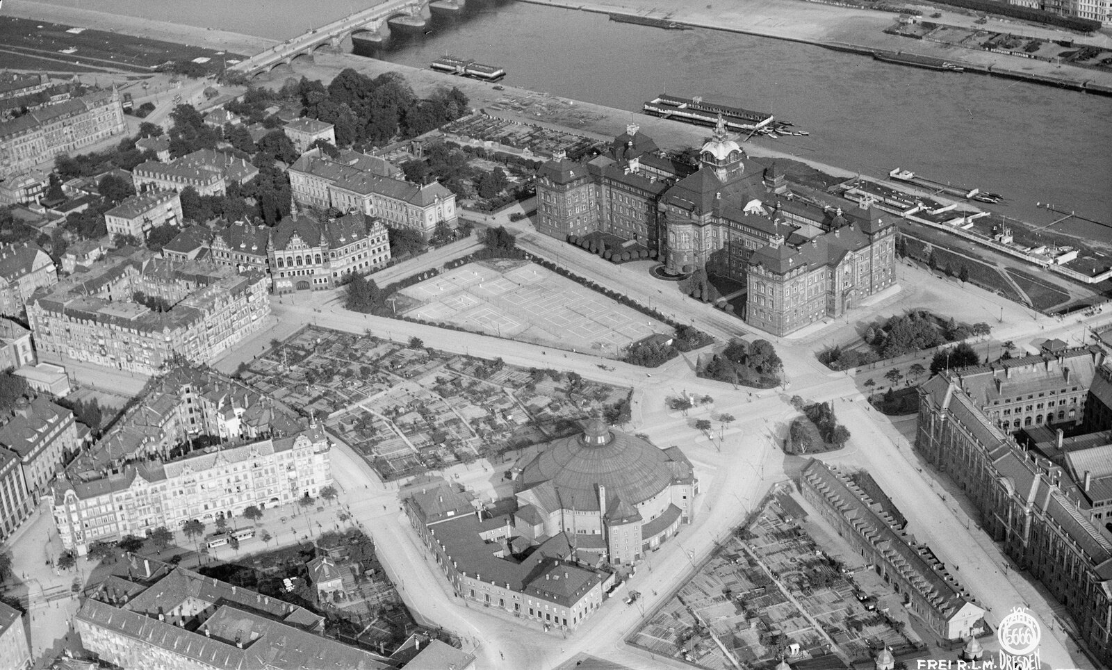 Historisches Luftbild der Sächsischen Staatskanzlei.